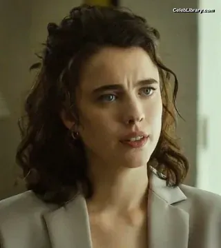 Margaret Qualley photo 3 of 1304