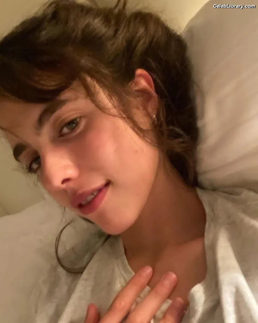 Margaret Qualley photo 11 of 1304