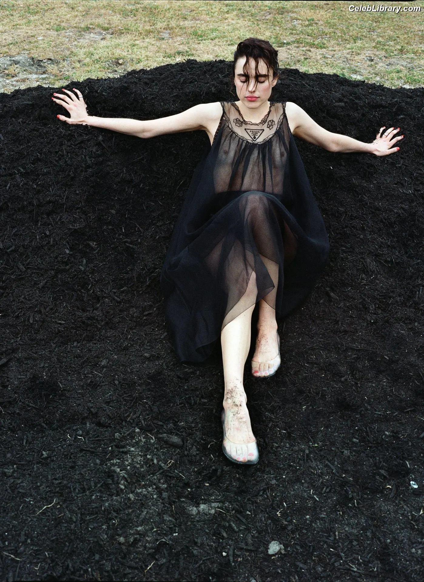 Margaret Qualley photo 4 of 1304