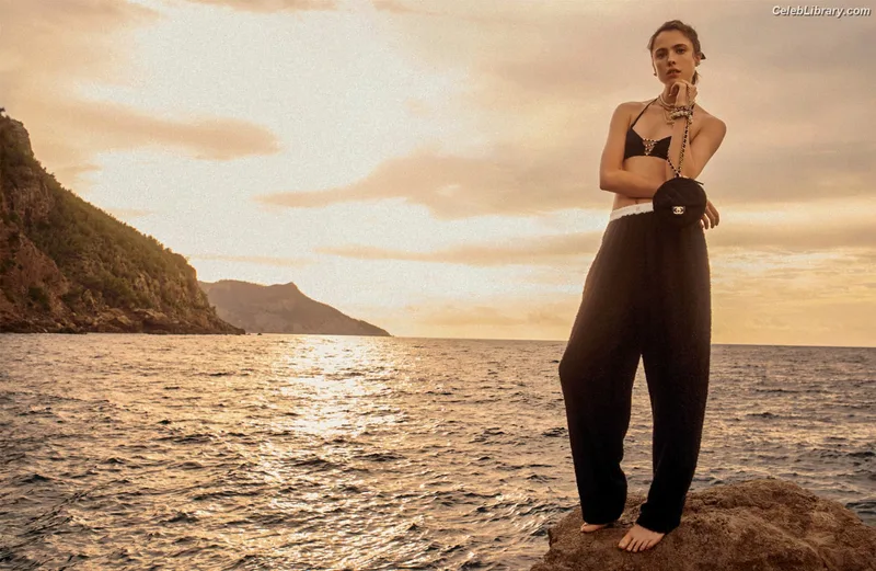 Margaret Qualley photo 1 of 1300