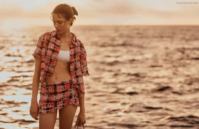 Margaret Qualley photo 3 of 1300