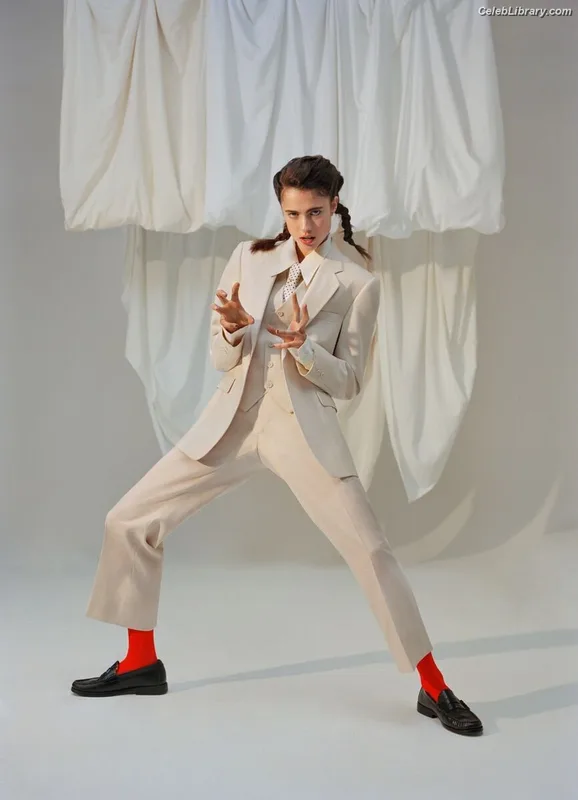 Margaret Qualley photo 24 of 1300