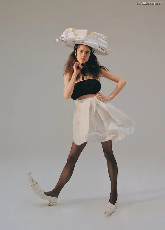 Margaret Qualley photo 4 of 1300