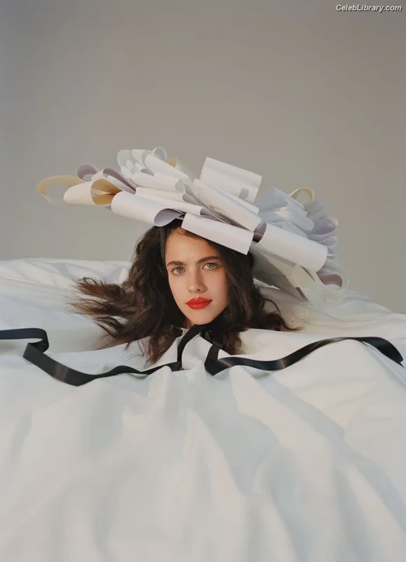 Margaret Qualley photo 7 of 1300