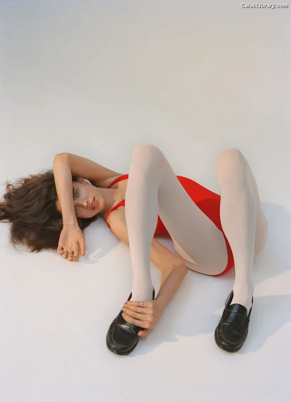 Margaret Qualley photo 9 of 1300