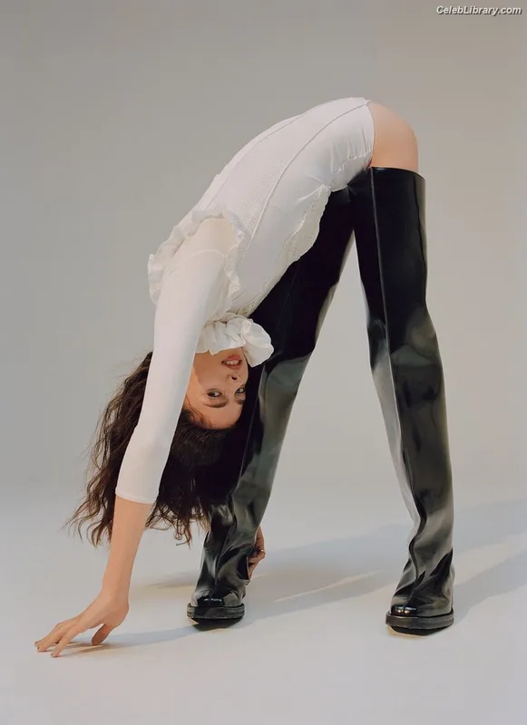 Margaret Qualley photo 15 of 1300