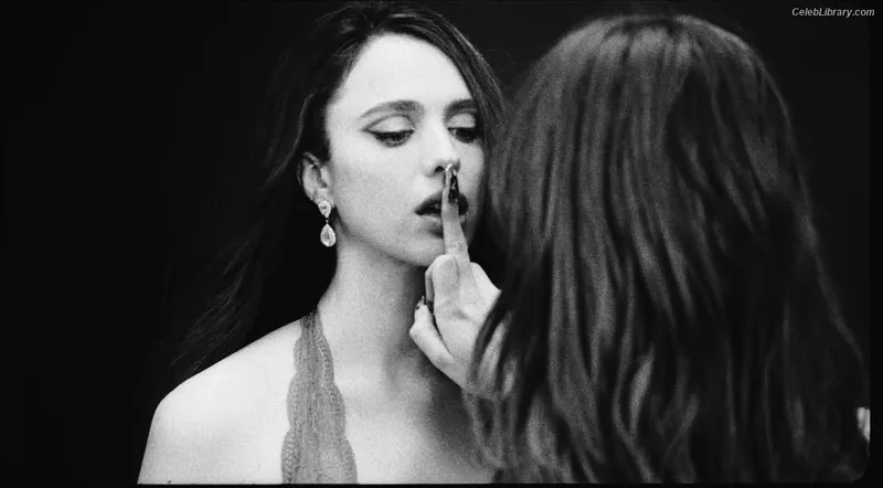 Margaret Qualley photo 15 of 1300