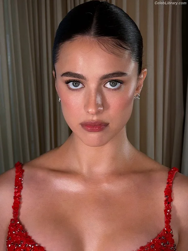 Margaret Qualley photo 9 of 1300