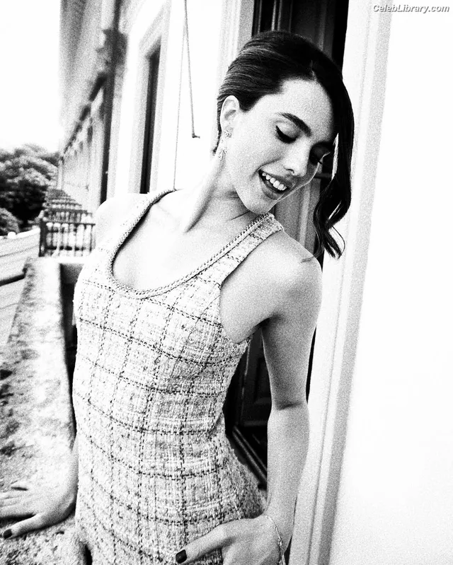 Margaret Qualley photo 7 of 1300