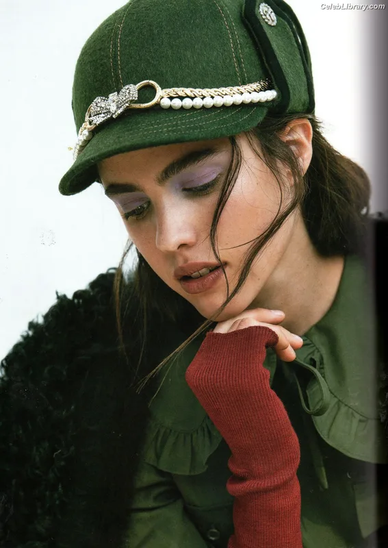 Margaret Qualley photo 1 of 1300