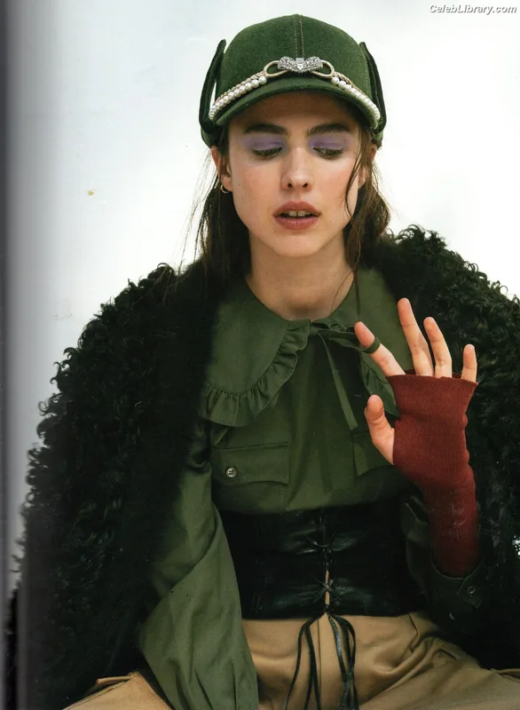 Margaret Qualley photo 4 of 1300