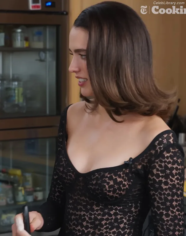 Margaret Qualley photo 9 of 1300