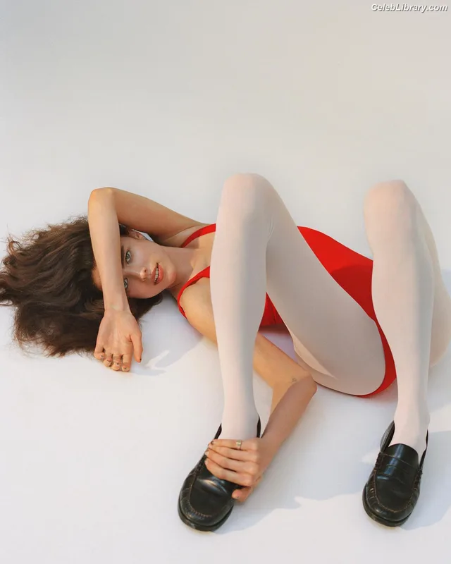 Margaret Qualley photo 11 of 1300