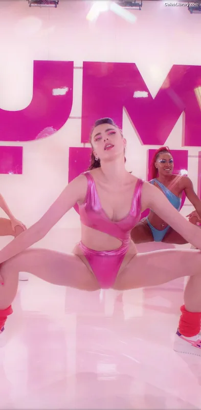 Margaret Qualley photo 3 of 1300