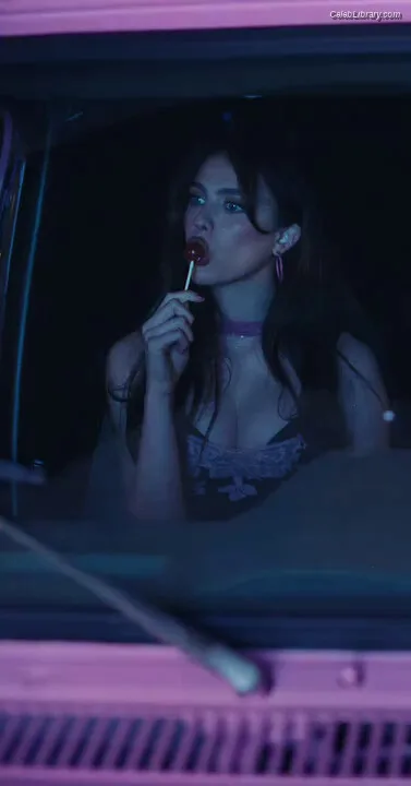 Margaret Qualley photo 9 of 1300