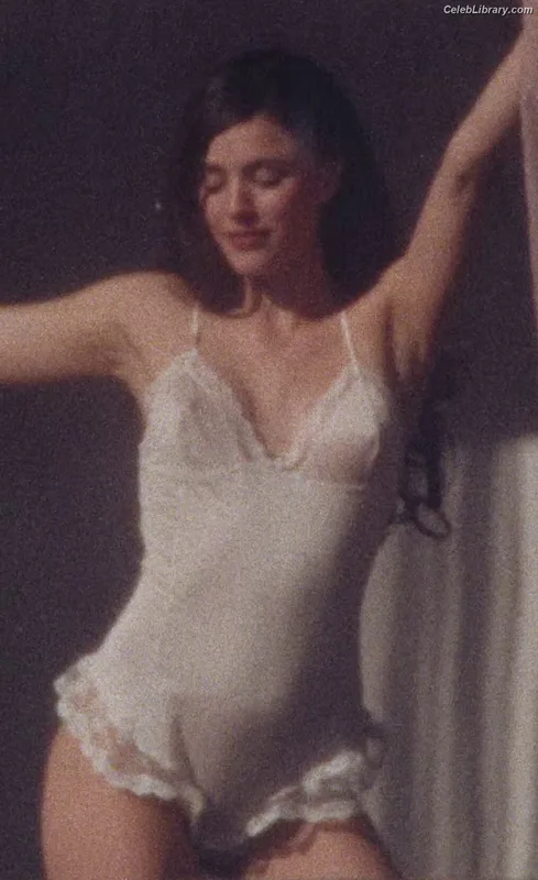 Margaret Qualley photo 8 of 1300