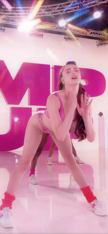 Margaret Qualley photo 10 of 1300