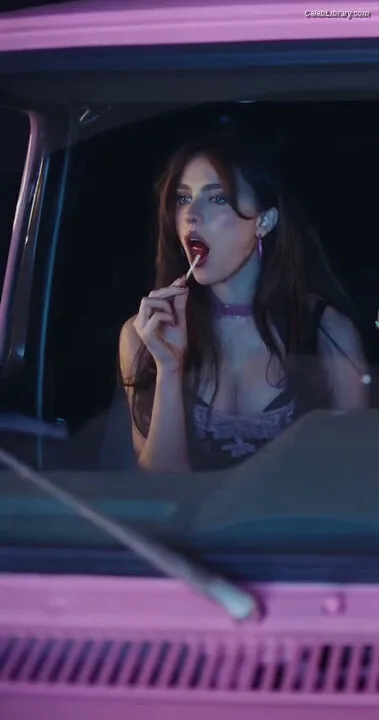 Margaret Qualley photo 18 of 1300
