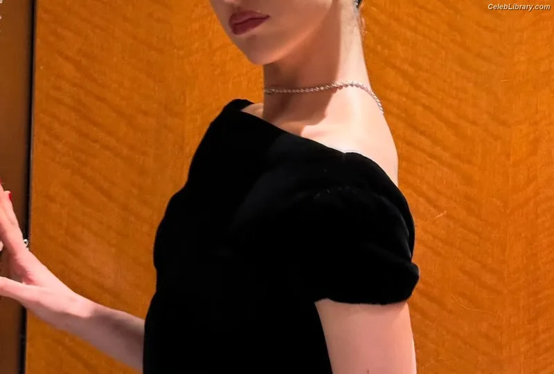 Margaret Qualley photo 7 of 1300