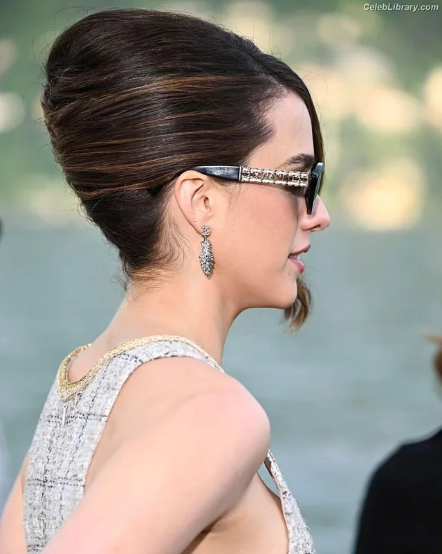 Margaret Qualley photo 9 of 1300