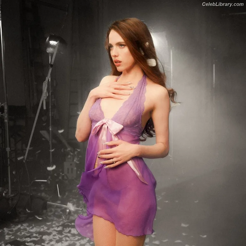 Margaret Qualley photo 4 of 1300