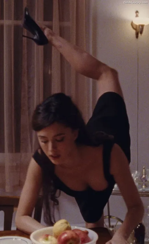 Margaret Qualley photo 4 of 1300