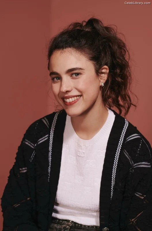Margaret Qualley photo 5 of 1300