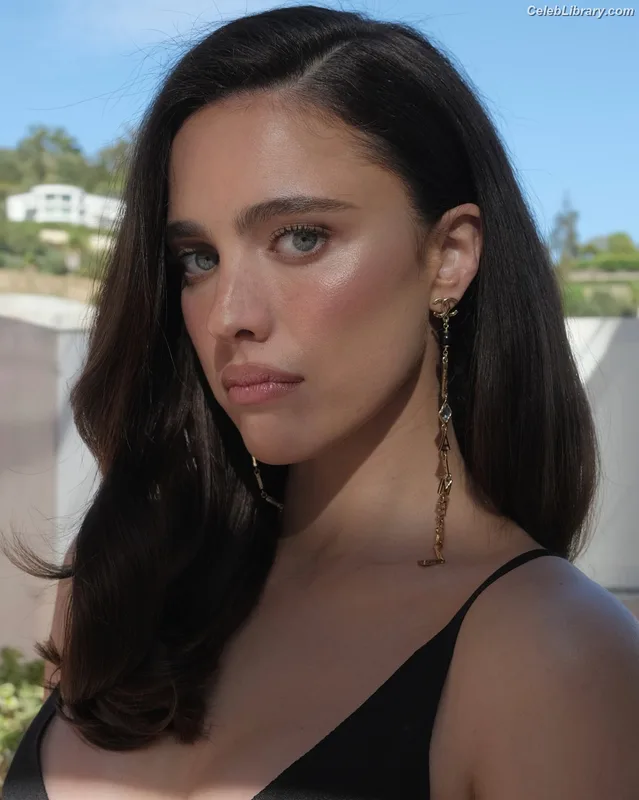 Margaret Qualley photo 4 of 1300