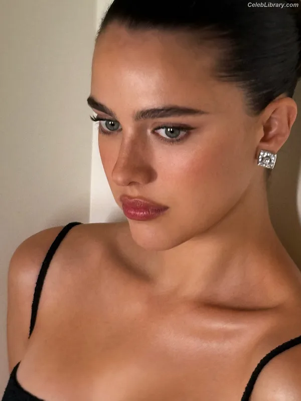 Margaret Qualley photo 2 of 1300
