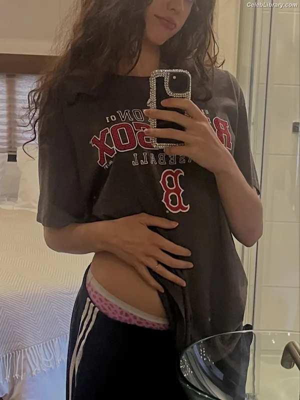 Margaret Qualley photo 7 of 1300