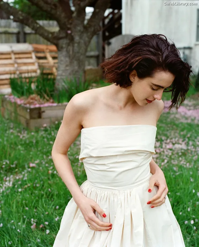 Margaret Qualley photo 3 of 1300