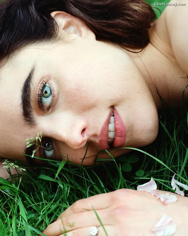 Margaret Qualley photo 4 of 1300