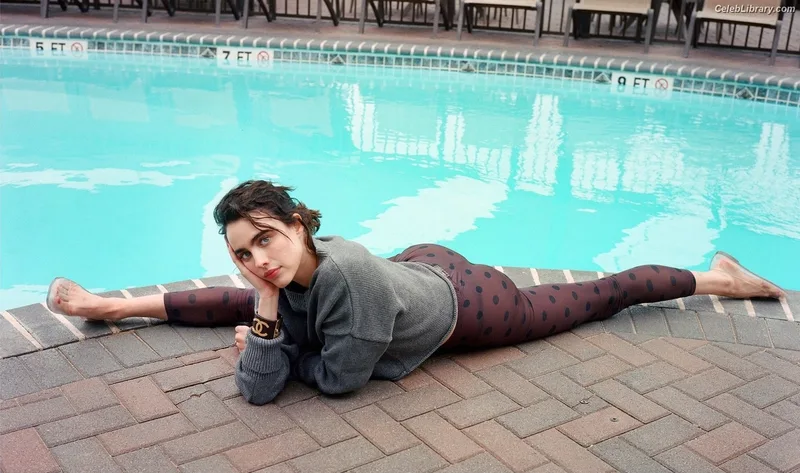 Margaret Qualley photo 9 of 1300