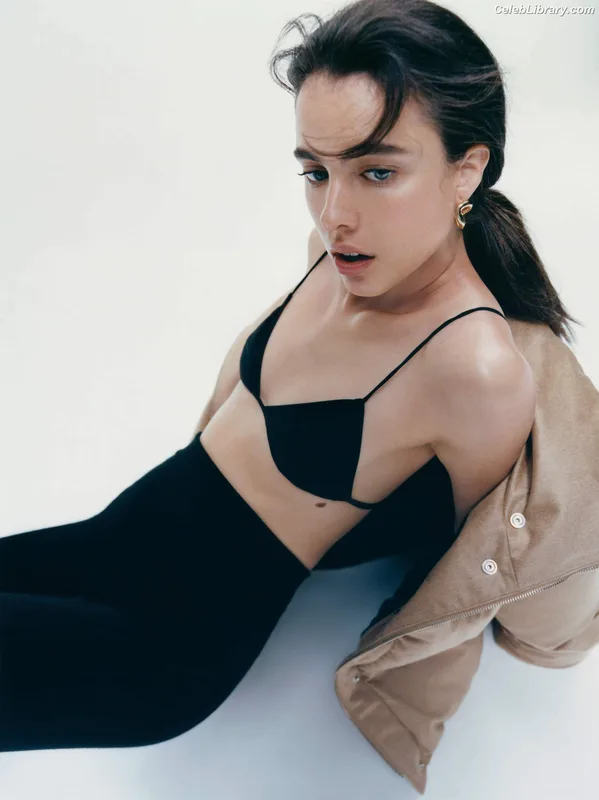 Margaret Qualley photo 11 of 1300