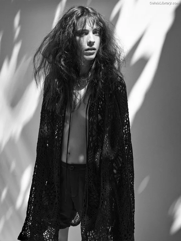 Margaret Qualley photo 14 of 1300