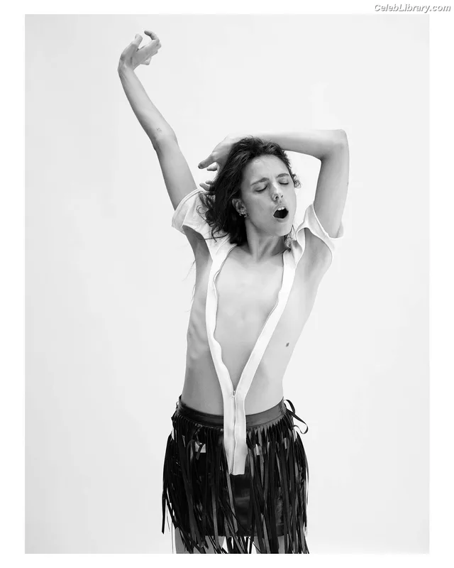 Margaret Qualley photo 3 of 1300