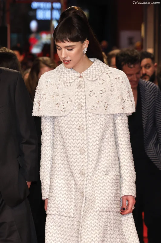 Margaret Qualley photo 1 of 1300