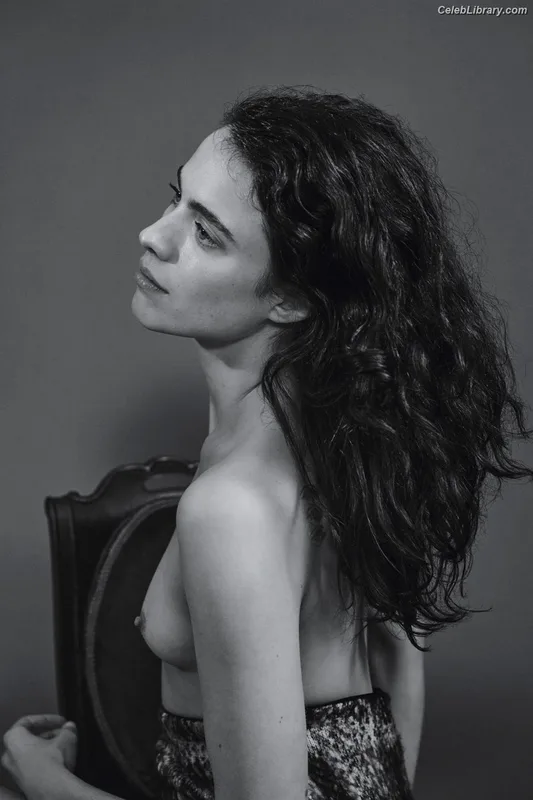 Margaret Qualley photo 7 of 1300