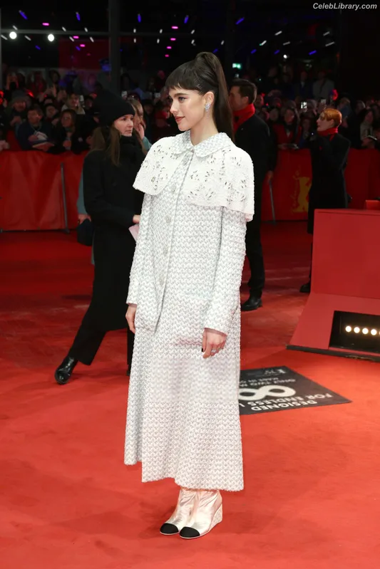 Margaret Qualley photo 10 of 1300
