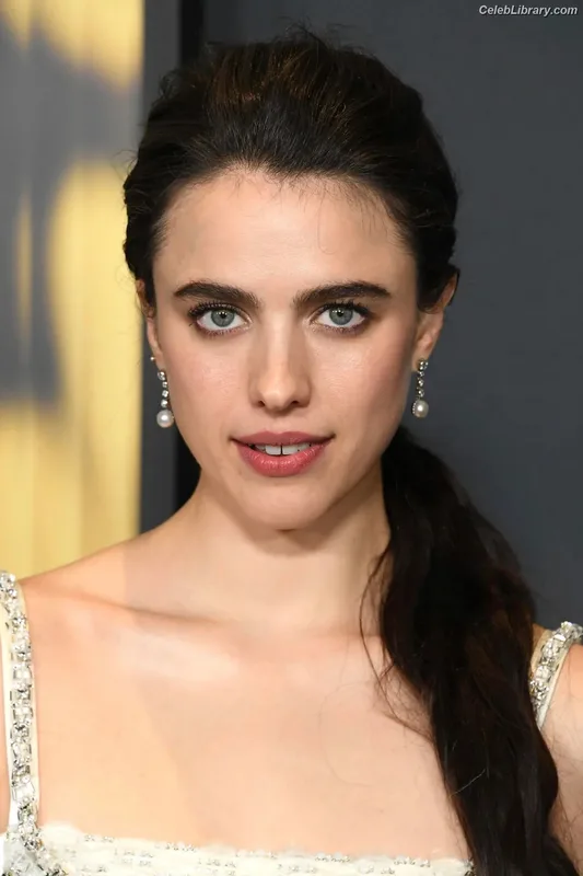 Margaret Qualley photo 9 of 1300