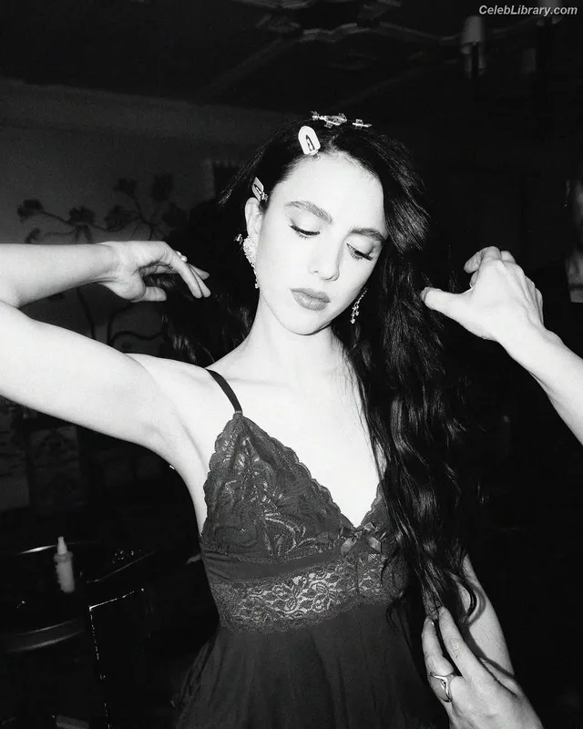 Margaret Qualley photo 18 of 1300