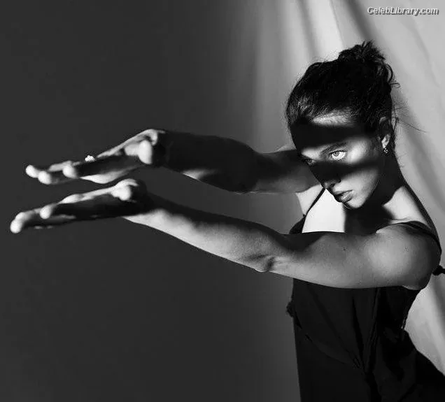 Margaret Qualley photo 10 of 1300