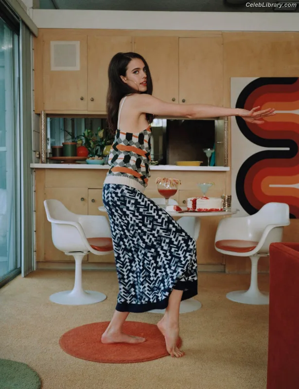 Margaret Qualley photo 3 of 1300