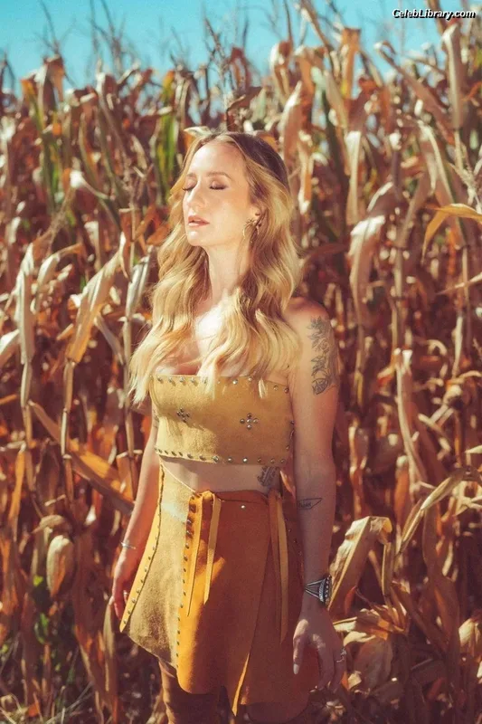 Margo Price photo 3 of 33
