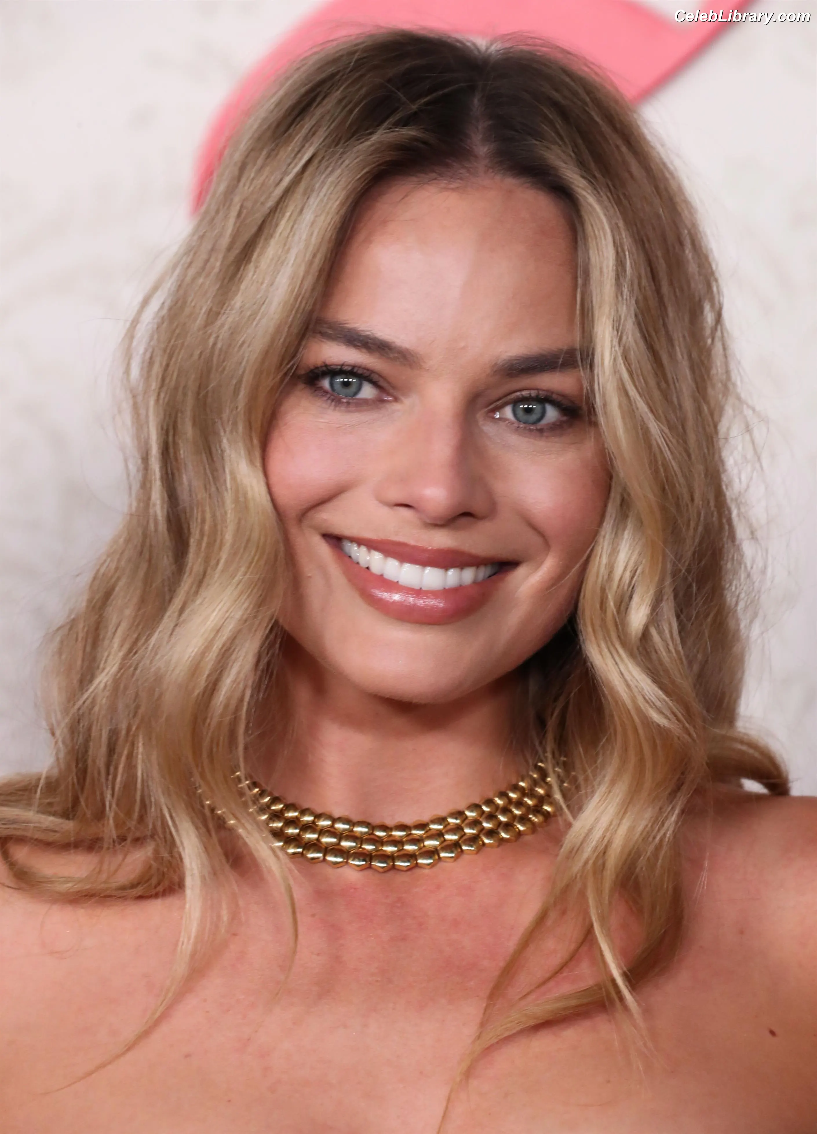 Margot Robbie photo 24 of 2577