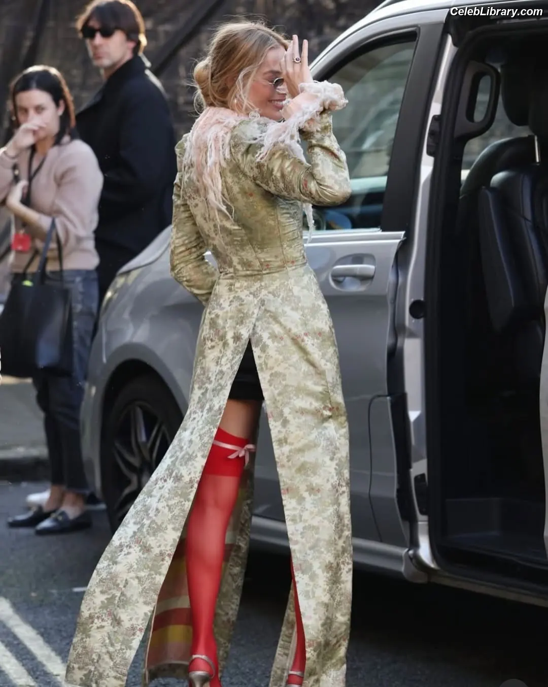 Margot Robbie photo 1 of 2577
