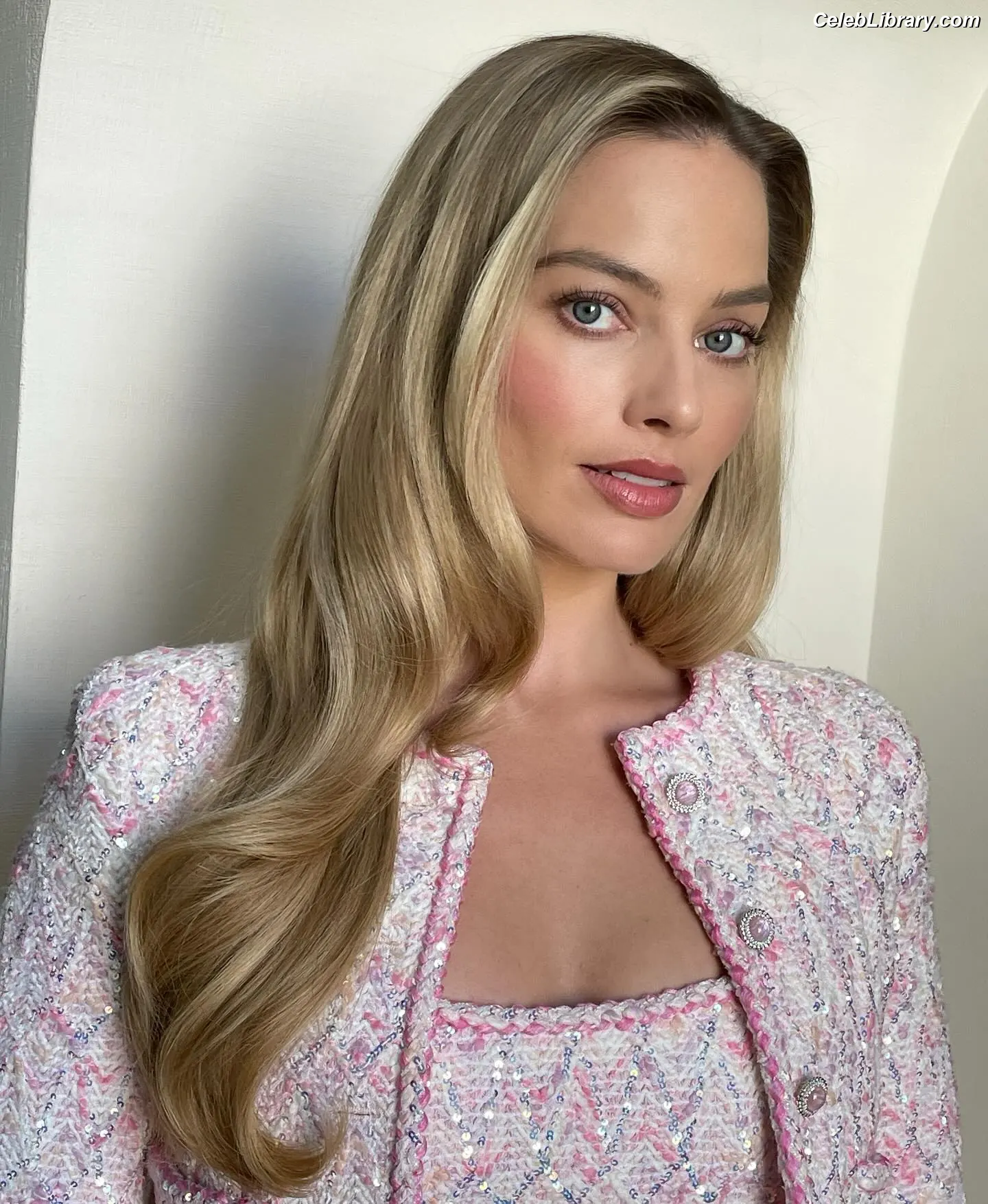 Margot Robbie photo 2 of 2577