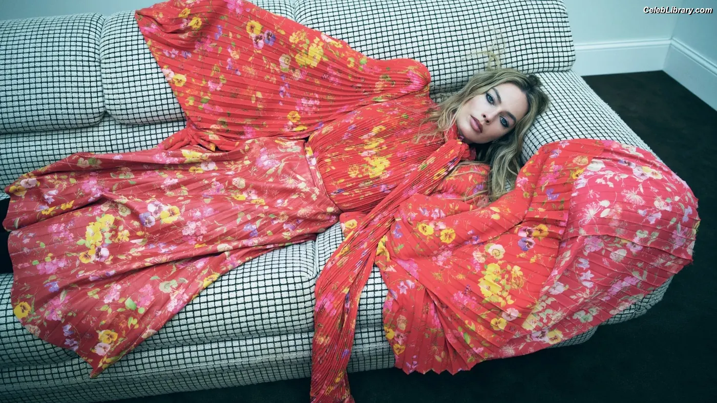 Margot Robbie photo 12 of 2577