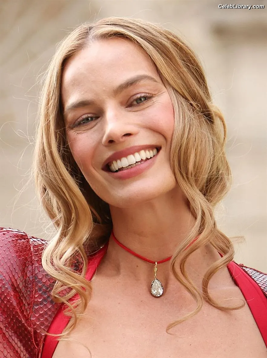 Margot Robbie photo 16 of 2577