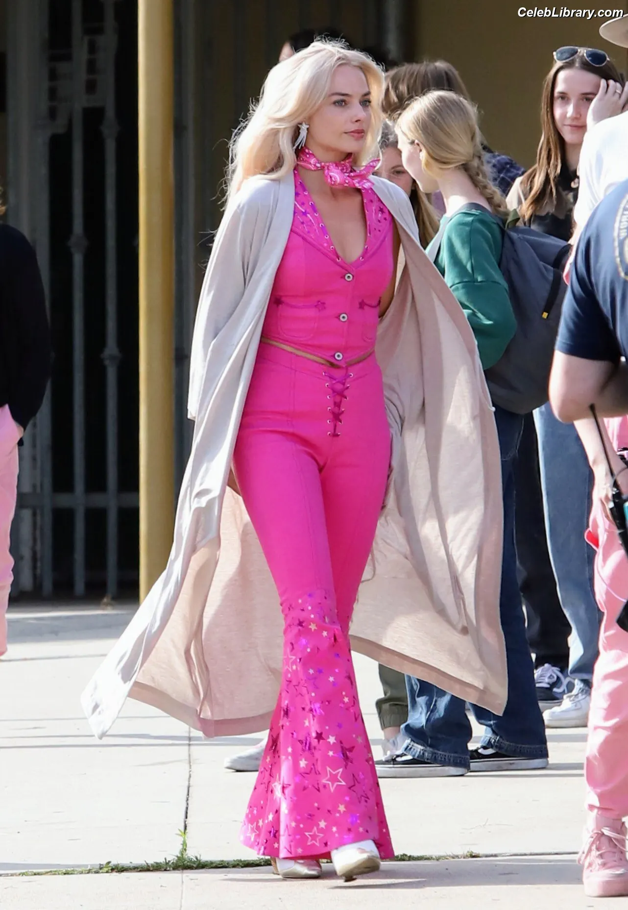 Margot Robbie photo 7 of 2577